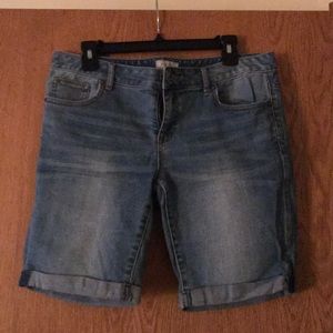 Gently used Aeropostale Bermuda shorts SZ 11/12